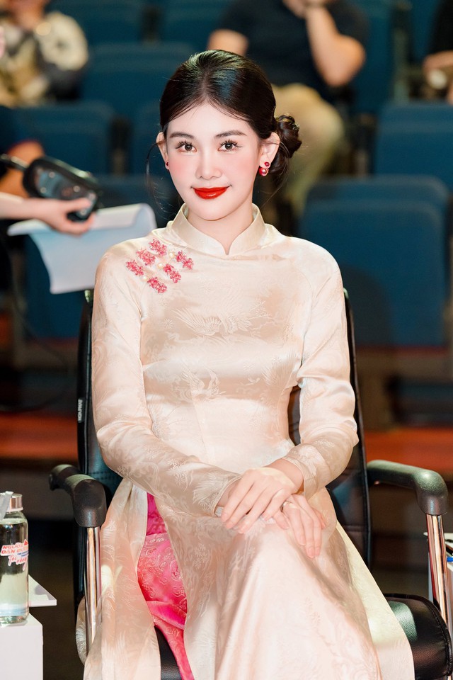 Hoa hậu Lê Âu Ngân Anh: Nhiều người nói tôi đi dạy để đánh bóng tên tuổi - Ảnh 2.