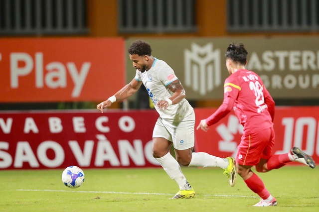 Xu&acirc;n Son 'đen' nhưng trung vệ Lucas lại &lsquo;đỏ&rsquo;, Nam Định thắng chật vật đội cuối bảng PVF-CAND - Ảnh 1.