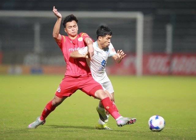 Xu&acirc;n Son 'đen' nhưng trung vệ Lucas lại &lsquo;đỏ&rsquo;, Nam Định thắng chật vật đội cuối bảng PVF-CAND - Ảnh 3.