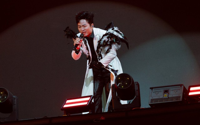 T&ugrave;ng Dương đu d&acirc;y, h&aacute;t nhạc remix - Ảnh 2.