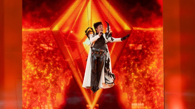 T&ugrave;ng Dương đu d&acirc;y, h&aacute;t nhạc remix - Ảnh 1.