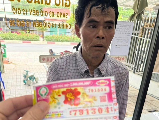 Người b&aacute;n v&eacute; số dạo ở T&acirc;y Ninh bị lừa v&eacute; số giả đổi tiền- Ảnh 1.