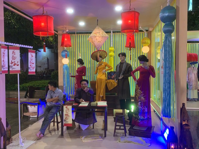 Giới trẻ h&aacute;o hức check-in tại Lễ hội &aacute;o d&agrave;i  - Ảnh 3.