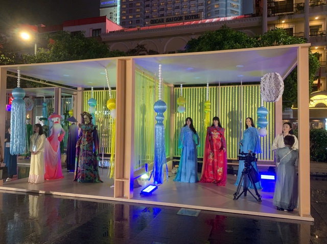 Giới trẻ h&aacute;o hức check-in tại Lễ hội &aacute;o d&agrave;i  - Ảnh 4.