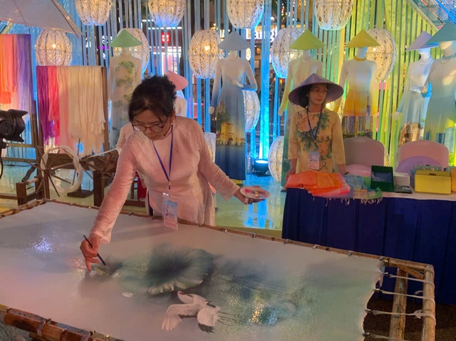 Giới trẻ h&aacute;o hức check-in tại Lễ hội &aacute;o d&agrave;i  - Ảnh 5.