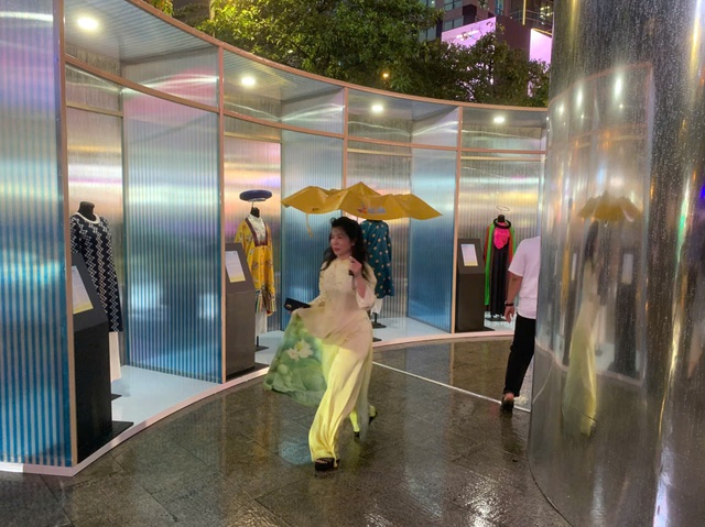 Giới trẻ h&aacute;o hức check-in tại Lễ hội &aacute;o d&agrave;i  - Ảnh 7.