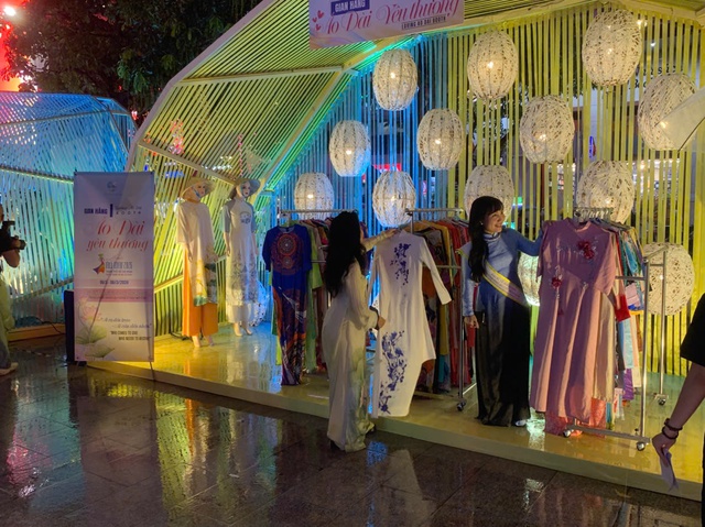 Giới trẻ h&aacute;o hức check-in tại Lễ hội &aacute;o d&agrave;i  - Ảnh 8.