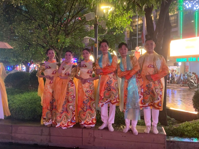 Giới trẻ h&aacute;o hức check-in tại Lễ hội &aacute;o d&agrave;i  - Ảnh 10.