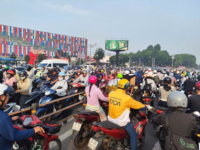 Shipper chật vật khi gi&aacute; xăng tăng - Ảnh 2.