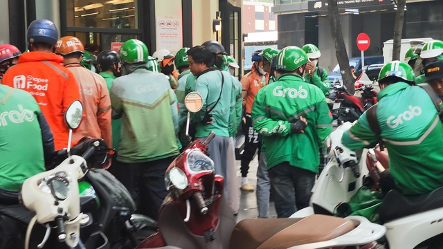 Shipper chật vật khi gi&aacute; xăng tăng - Ảnh 1.