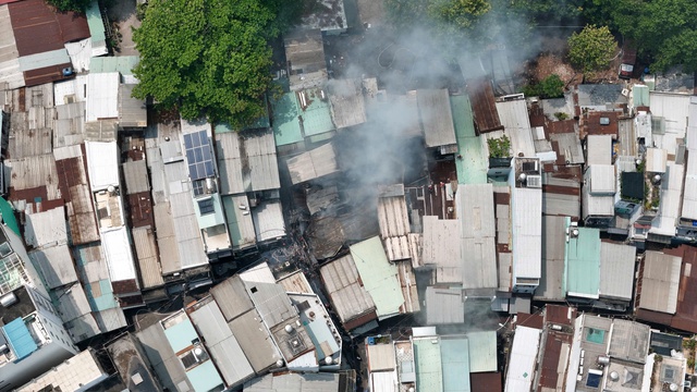 Ch&aacute;y d&atilde;y nh&agrave; trong hẻm s&acirc;u ở TP.HCM - Ảnh 1.