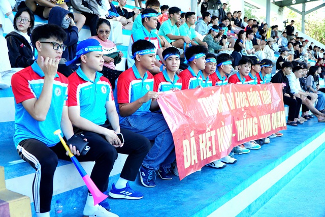 CĐV Trường ĐH Đồng Tháp lặn lội đường xa đến Nha Trang tiếp lửa đội nhà- Ảnh 1. CĐV Trường ĐH Đồng Tháp lặn lội đường xa đến Nha Trang tiếp lửa đội nhà- Ảnh 1.