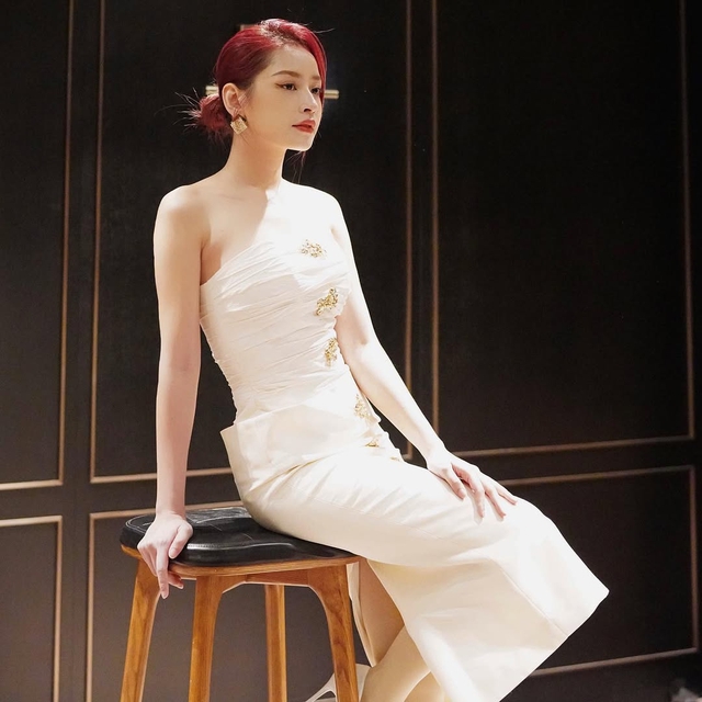 Không ngại nổi bật cùng bông tai to bản đầy táo bạo - Ảnh 1.