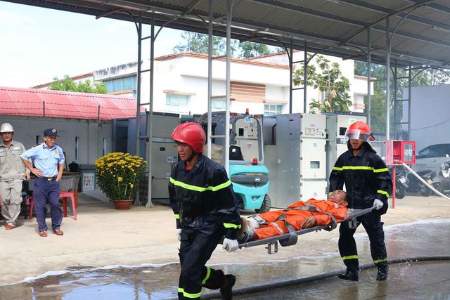 PC Quảng Ng&atilde;i thực tập phương &aacute;n cứu nạn, cứu hộ tại kho vật tư - Ảnh 1.