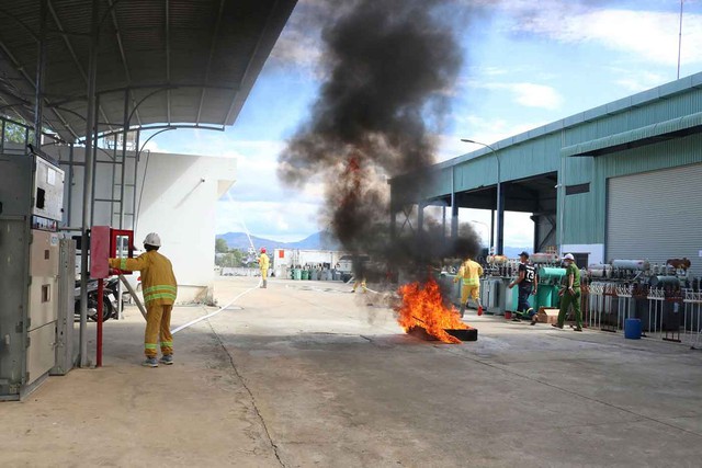 PC Quảng Ng&atilde;i thực tập phương &aacute;n cứu nạn, cứu hộ tại kho vật tư - Ảnh 2.