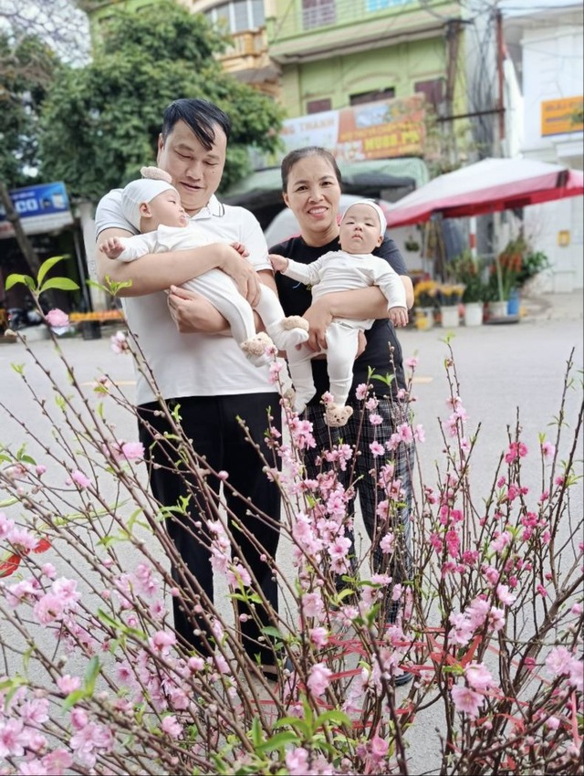 Mẹ sinh đ&ocirc;i khi con g&aacute;i sinh con đầu l&ograve;ng, cả nh&agrave; tất bật chăm 3 b&eacute;  - Ảnh 2.