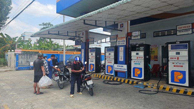 Vĩnh Long: Nghi&ecirc;m cấm cửa h&agrave;ng kinh doanh xăng dầu tự &yacute; đ&oacute;ng cửa - Ảnh 1.