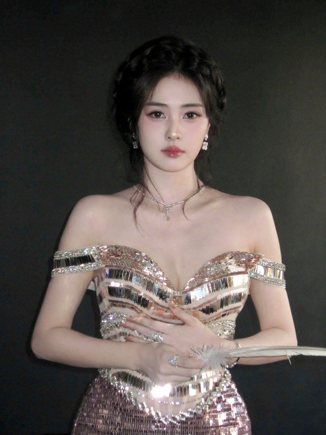 Bạch Lộc mắc bệnh m&atilde;n t&iacute;nh do l&agrave;m việc qu&aacute; sức - Ảnh 1.