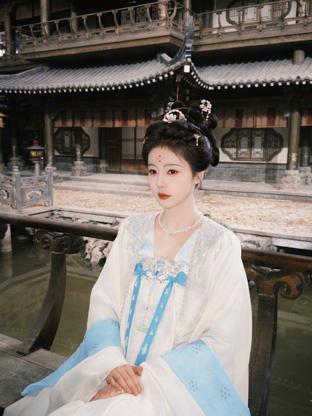 Bạch Lộc mắc bệnh m&atilde;n t&iacute;nh do l&agrave;m việc qu&aacute; sức - Ảnh 2.