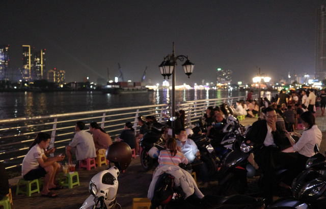 C&ocirc;ng vi&ecirc;n vừa x&acirc;y xong, h&agrave;ng rong v&agrave;o 'x&iacute; chỗ' - Ảnh 5.