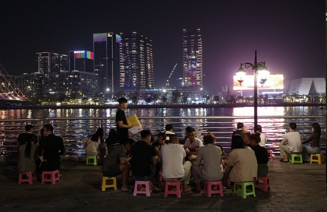 C&ocirc;ng vi&ecirc;n vừa x&acirc;y xong, h&agrave;ng rong v&agrave;o 'x&iacute; chỗ' - Ảnh 4.