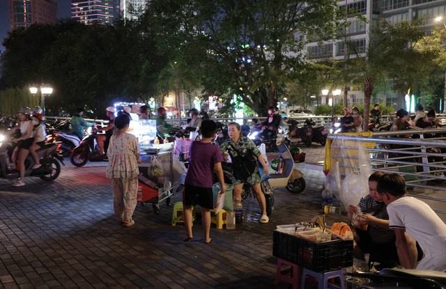 C&ocirc;ng vi&ecirc;n vừa x&acirc;y xong, h&agrave;ng rong v&agrave;o 'x&iacute; chỗ' - Ảnh 7.