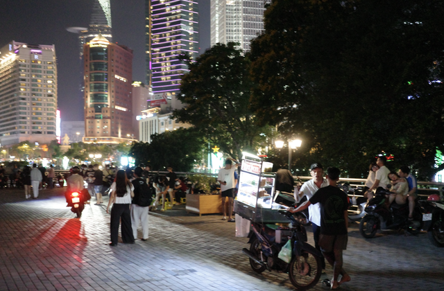 C&ocirc;ng vi&ecirc;n vừa x&acirc;y xong, h&agrave;ng rong v&agrave;o 'x&iacute; chỗ' - Ảnh 6.