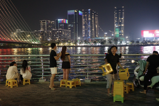 C&ocirc;ng vi&ecirc;n vừa x&acirc;y xong, h&agrave;ng rong v&agrave;o 'x&iacute; chỗ' - Ảnh 3.