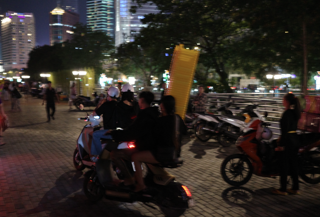 C&ocirc;ng vi&ecirc;n vừa x&acirc;y xong, h&agrave;ng rong v&agrave;o 'x&iacute; chỗ' - Ảnh 2.