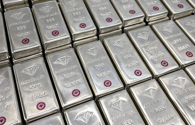 Gi&aacute; v&agrave;ng, gi&aacute; bạc đua nhau 'lao dốc'- Ảnh 1.