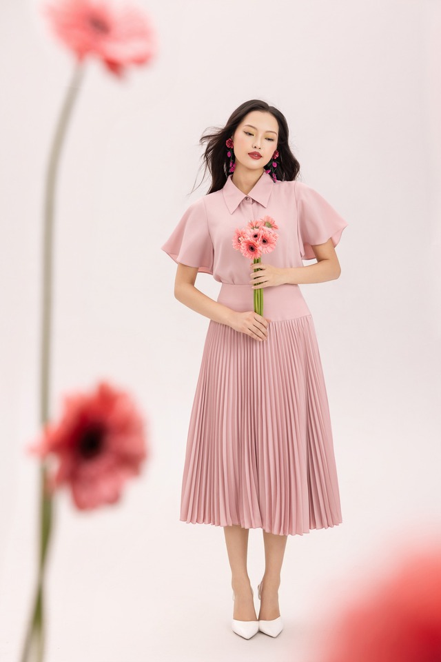 Những mẫu áo đẹp nhất nên phối cùng chân váy xếp ly  - Ảnh 9.