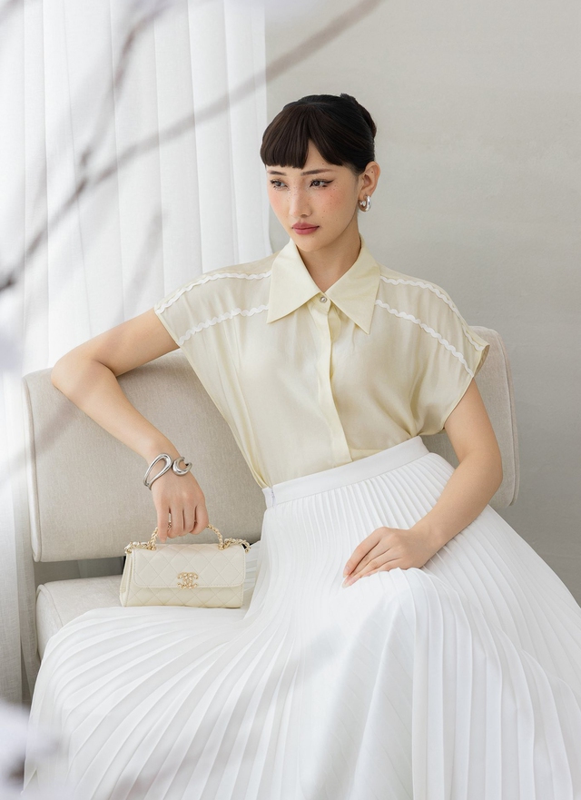 Những mẫu áo đẹp nhất nên phối cùng chân váy xếp ly  - Ảnh 2.