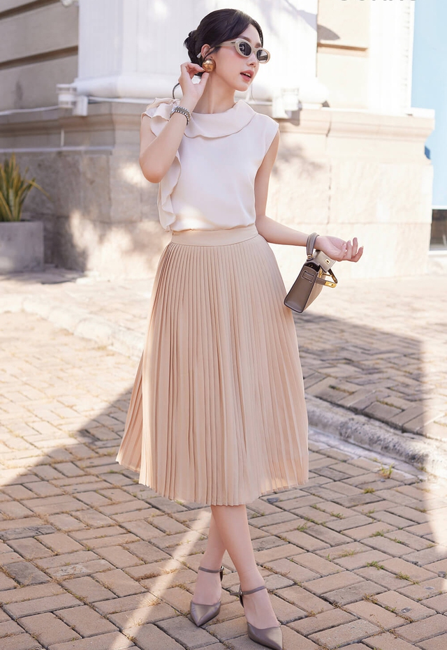 Những mẫu áo đẹp nhất nên phối cùng chân váy xếp ly  - Ảnh 1.
