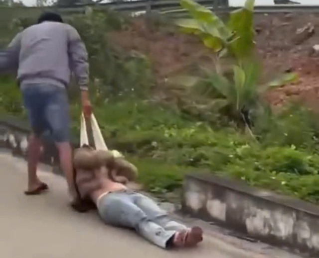 C&ocirc;ng an x&aacute;c minh c&ocirc; g&aacute;i bị k&eacute;o l&ecirc; tr&ecirc;n đường  - Ảnh 1.