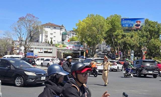 Cảnh s&aacute;t giao th&ocirc;ng đừng l&agrave;m du kh&aacute;ch v&agrave; t&agrave;i xế khiếp sợ khi đến Đ&agrave; Lạt - Ảnh 1.