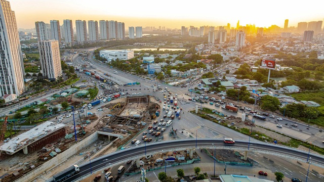 C&oacute; n&ecirc;n th&aacute;o dỡ v&ograve;ng xoay ở TP.HCM: X&acirc;y th&ecirc;m cầu vượt, hầm chui- Ảnh 1.