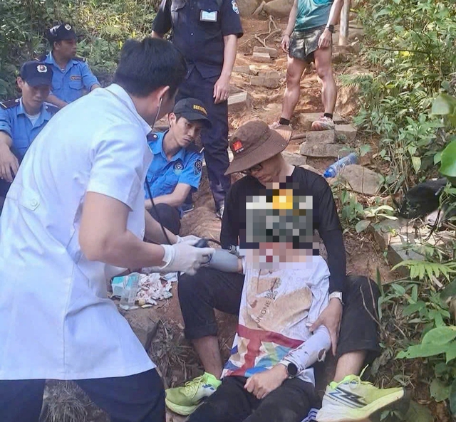 Du khách té gãy xương khi leo núi Bà Đen- Ảnh 1. Du khách té gãy xương khi leo núi Bà Đen- Ảnh 1.