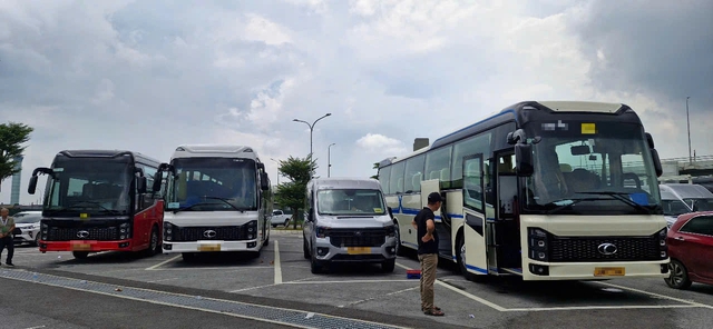 Giá xăng dầu 'tăng sốc', mỗi ngày doanh nghiệp vận tải 'mất đứt' trăm triệu đồng- Ảnh 1. Giá xăng dầu 'tăng sốc', mỗi ngày doanh nghiệp vận tải 'mất đứt' trăm triệu đồng- Ảnh 1.