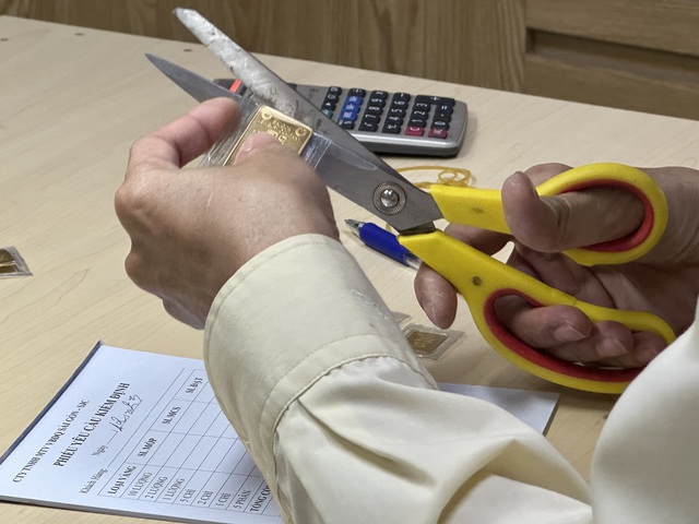 Gi&aacute; v&agrave;ng rơi thẳng đứng, mất mức 160 triệu đồng/lượng - Ảnh 1.