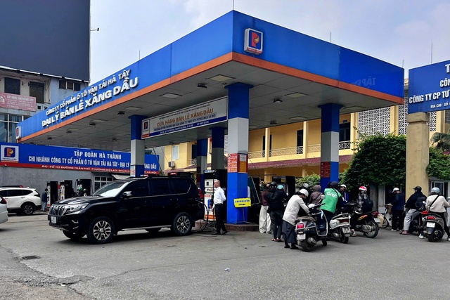 H&agrave; Nội y&ecirc;u cầu xử l&yacute; hoạt động b&aacute;n xăng dầu bằng chai, lọ- Ảnh 1.