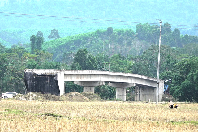 Mong sớm chấm dứt cảnh 'cầu x&acirc;y xong vẫn phải đi đường v&ograve;ng'- Ảnh 1.