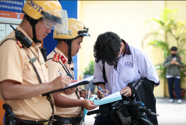 Sở GD-ĐT TP.HCM xử l&yacute; tr&aacute;ch nhiệm hiệu trưởng về đảm bảo an to&agrave;n giao th&ocirc;ng - Ảnh 1.