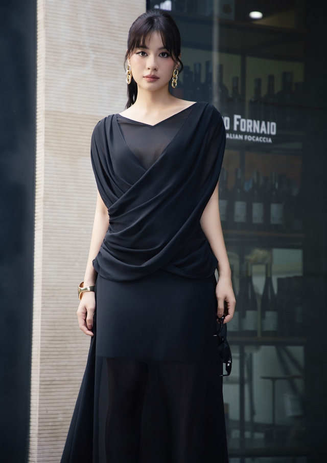 Đầm đen tối giản, lựa chọn 'chân ái' cho những ngày lười - Ảnh 4.