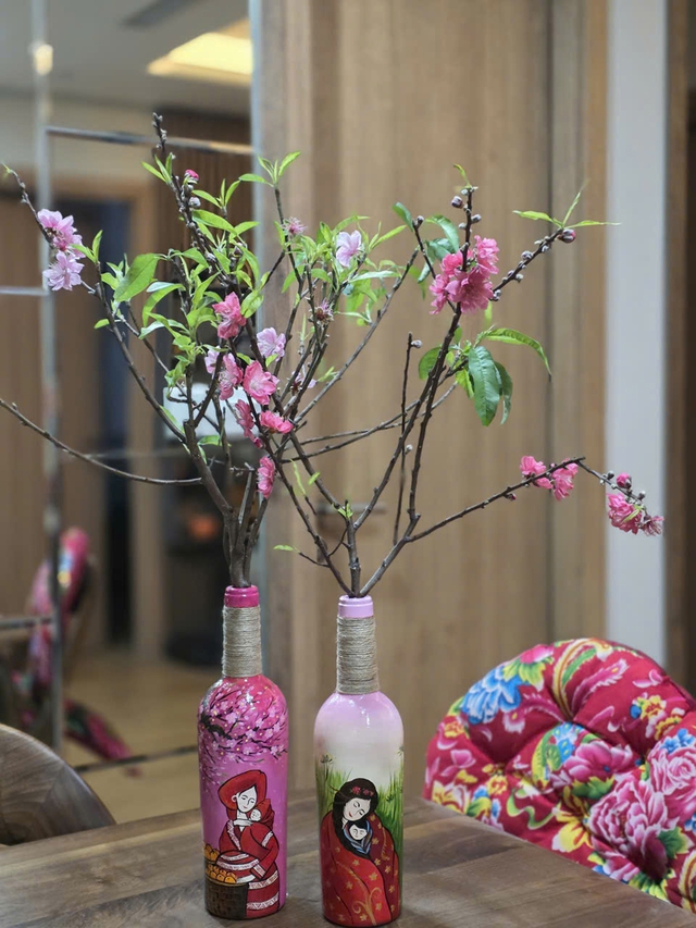 Nghệ thuật từ r&aacute;c: Thầy gi&aacute;o H&agrave; Nội biến chai thủy tinh th&agrave;nh t&aacute;c phẩm độc đ&aacute;o - Ảnh 3.