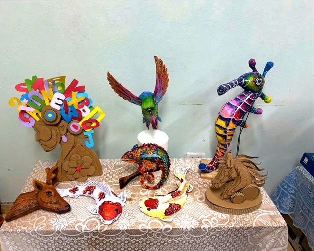 Nghệ thuật từ r&aacute;c: Thầy gi&aacute;o H&agrave; Nội biến chai thủy tinh th&agrave;nh t&aacute;c phẩm độc đ&aacute;o - Ảnh 4.