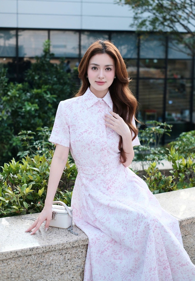 Chinh phục mọi phong cách cùng chiếc váy sơ mi thanh lịch- Ảnh 1.