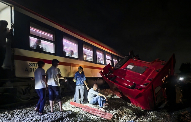 Xe container cố vượt r&agrave;o chắn bị t&agrave;u SE8 t&ocirc;ng g&atilde;y đ&ocirc;i: Khởi tố vụ &aacute;n- Ảnh 1.