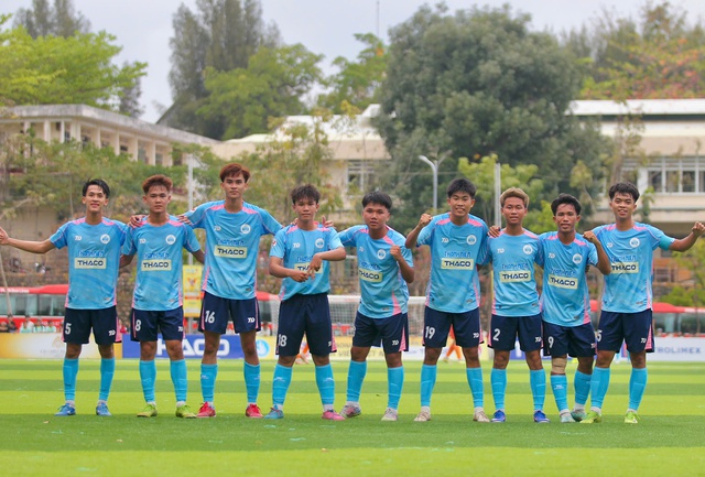 Lượt trận đầu VCK: Chủ nh&agrave; Nha Trang ki&ecirc;n cường, nh&oacute;m ứng vi&ecirc;n ph&ocirc; diễn sức mạnh- Ảnh 1.