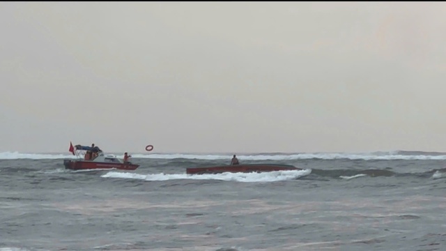 Một t&agrave;u c&aacute; bị lật khi v&agrave;o cửa Nhật Lệ, 5 ngư d&acirc;n được cứu - Ảnh 2.