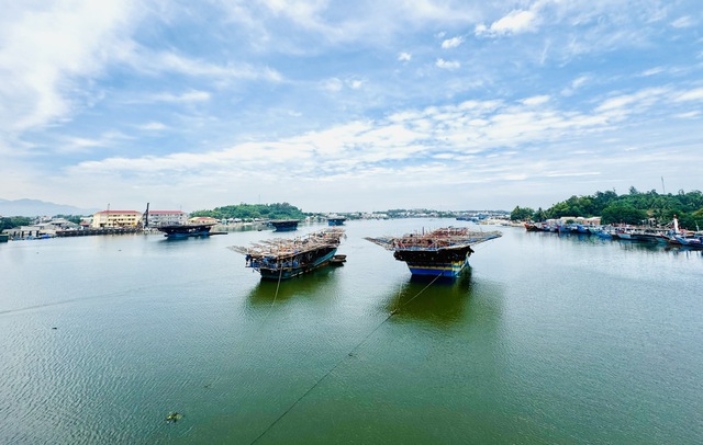 2 tàu cá Quảng Ngãi chở 70 ngư dân hỏng máy, cầu cứu hỗ trợ trên biển- Ảnh 1. 2 tàu cá Quảng Ngãi chở 70 ngư dân hỏng máy, cầu cứu hỗ trợ trên biển- Ảnh 1.